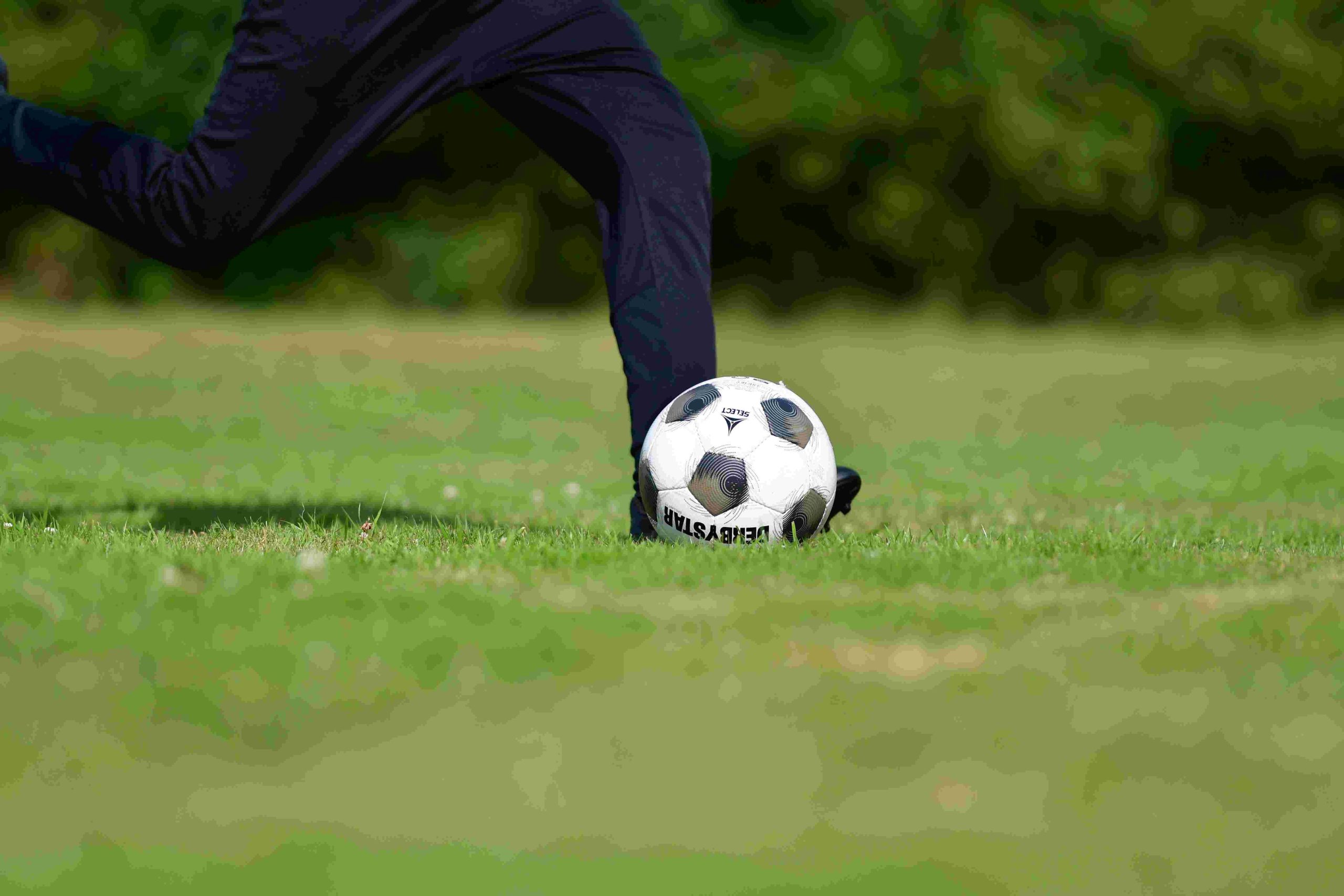 Yksi henkilö pelaa jalkapalloa